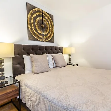Perfect Centre - Lake View Apartment *